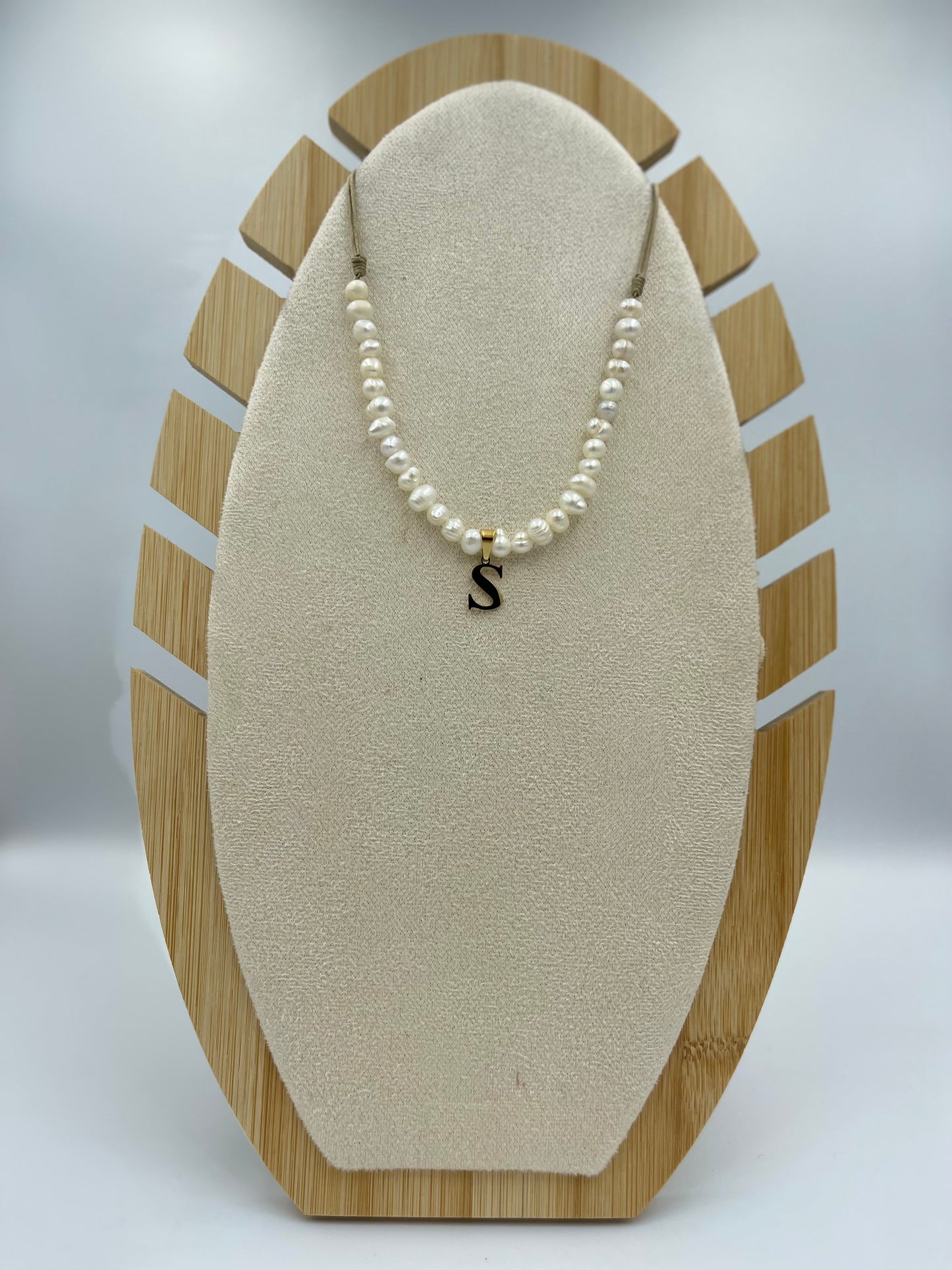 Collar de perlas con inicial