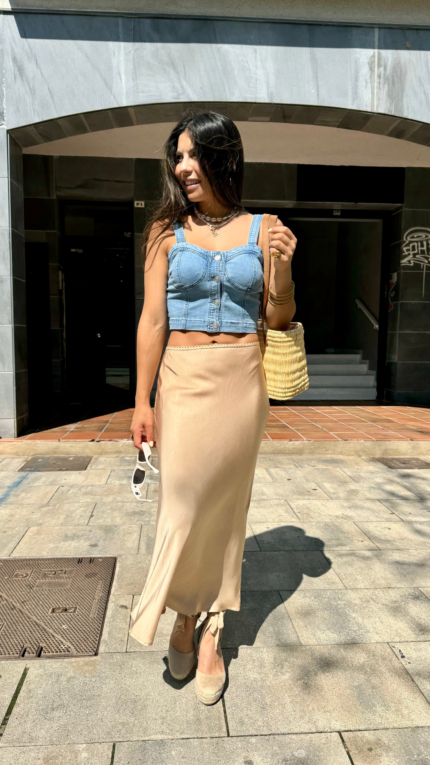 Falda satén con puntilla