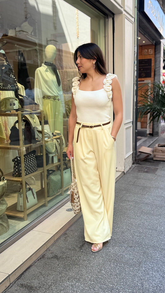 Pantalón amarillo largo elegante.