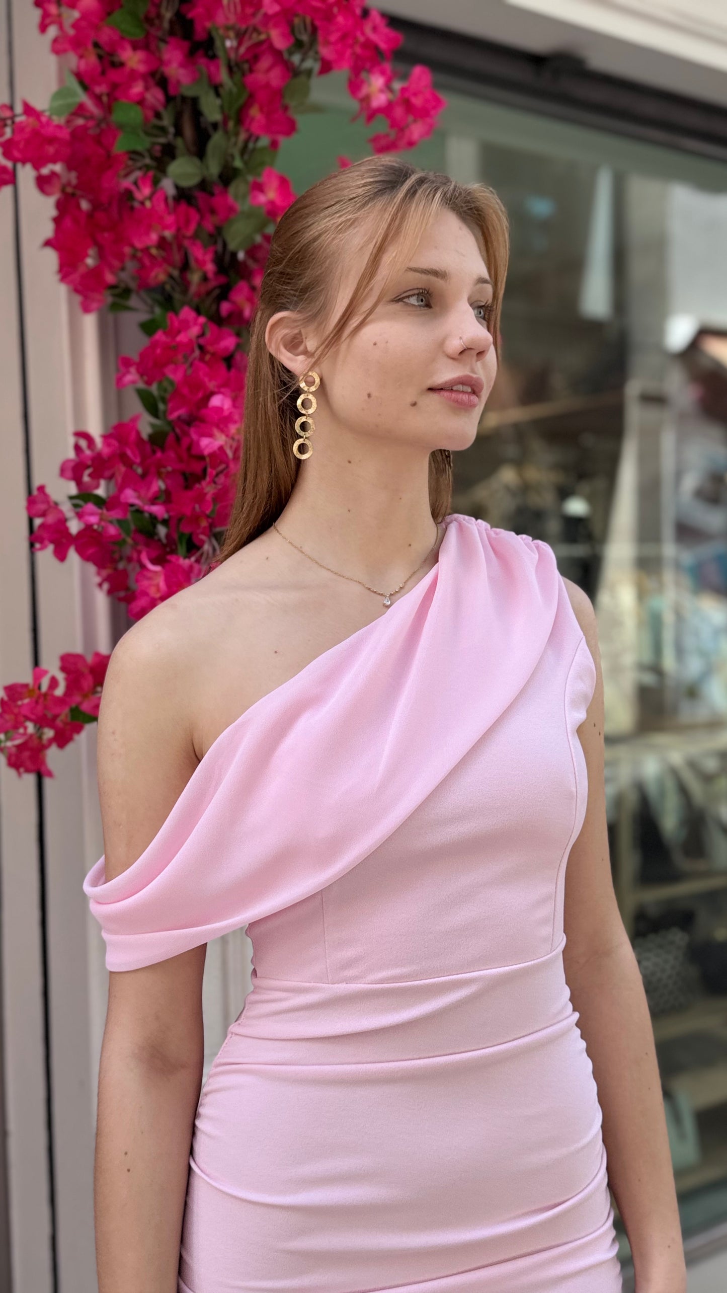 Vestido escote en diagonal.